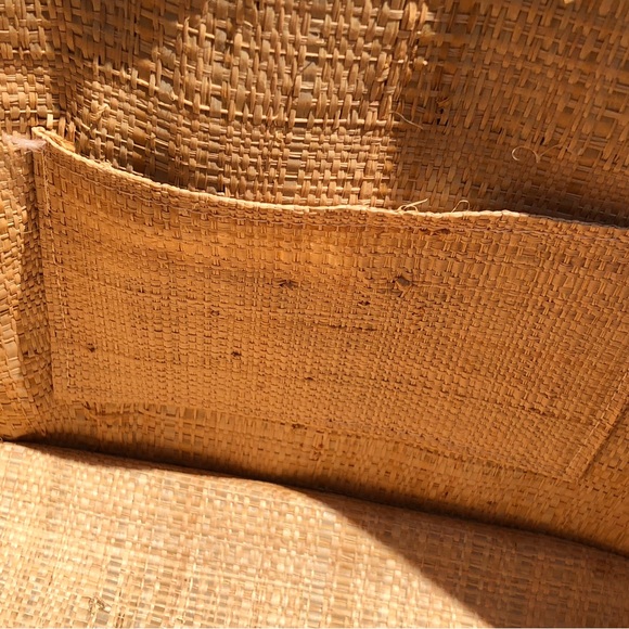 Beautiful straw Woven tote with leather handles. Perfect for summer. Tan/yellow - Picture 3 of 5